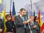 Председатель Представительства Европейского Союза в Украине Жозе Мануэль Пинту Тейшейра приветствует николаевцев (у микрофона, на заднем плане - послы стран ЕС и руководство города и области)
