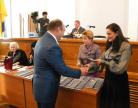И.Косякова вручает мандаты депутатам горсовета VI созыва