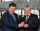 Президент Виктор Янукович и гендиректор ГАХК "ЧСЗ" Валерий Калашников